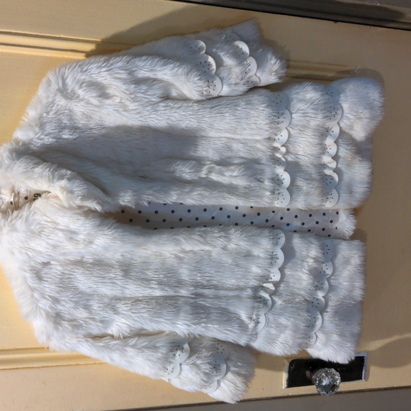 Girls size extra small 4 White fur coat - Picture 1 of 5